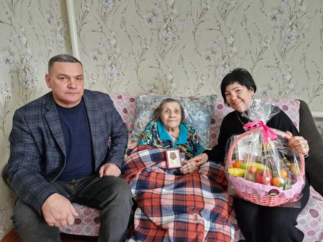 Вручение медали к 80-летию Победы